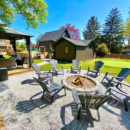Stylish Downtown Kingsville Getaway With Putting Green, Firepit & Games Extérieur photo