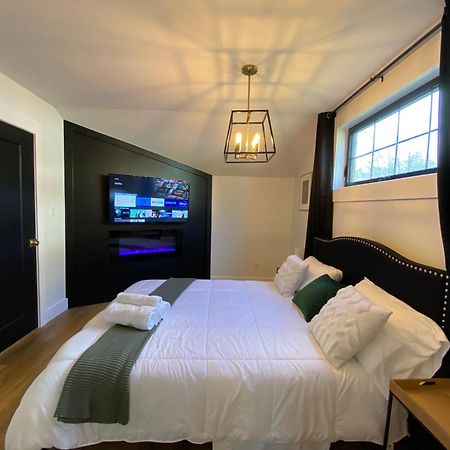 Stylish Downtown Kingsville Getaway With Putting Green, Firepit & Games Extérieur photo