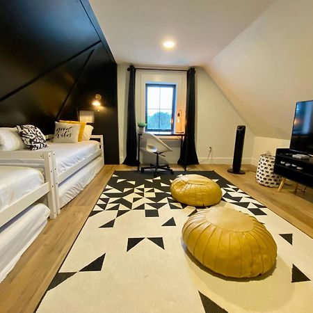 Stylish Downtown Kingsville Getaway With Putting Green, Firepit & Games Extérieur photo