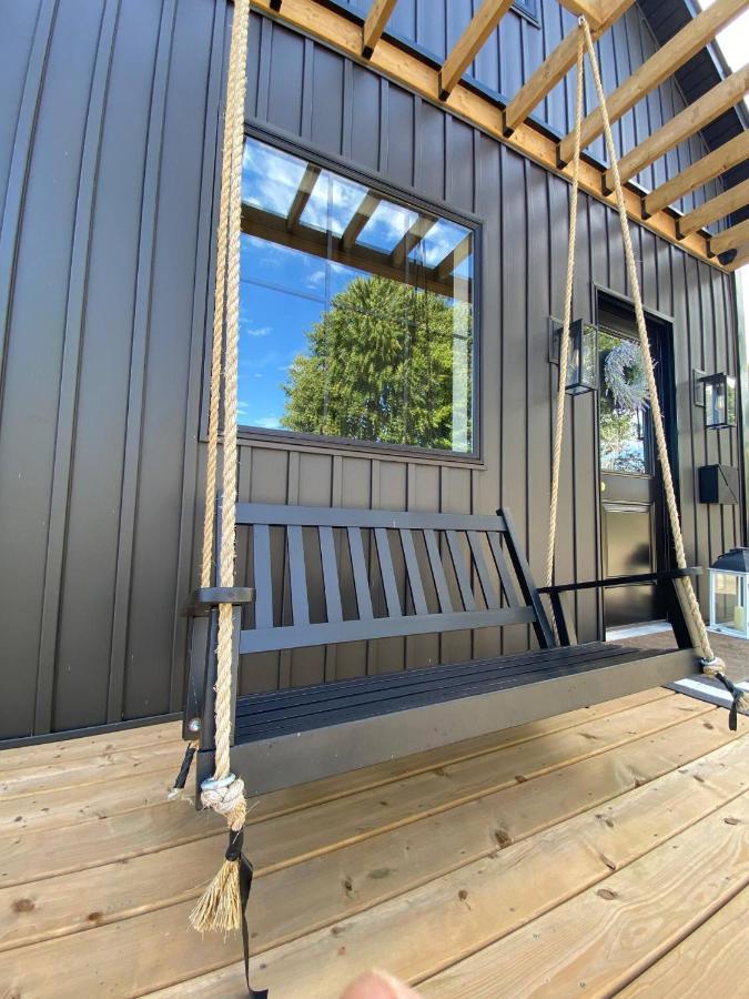 Stylish Downtown Kingsville Getaway With Putting Green, Firepit & Games Extérieur photo