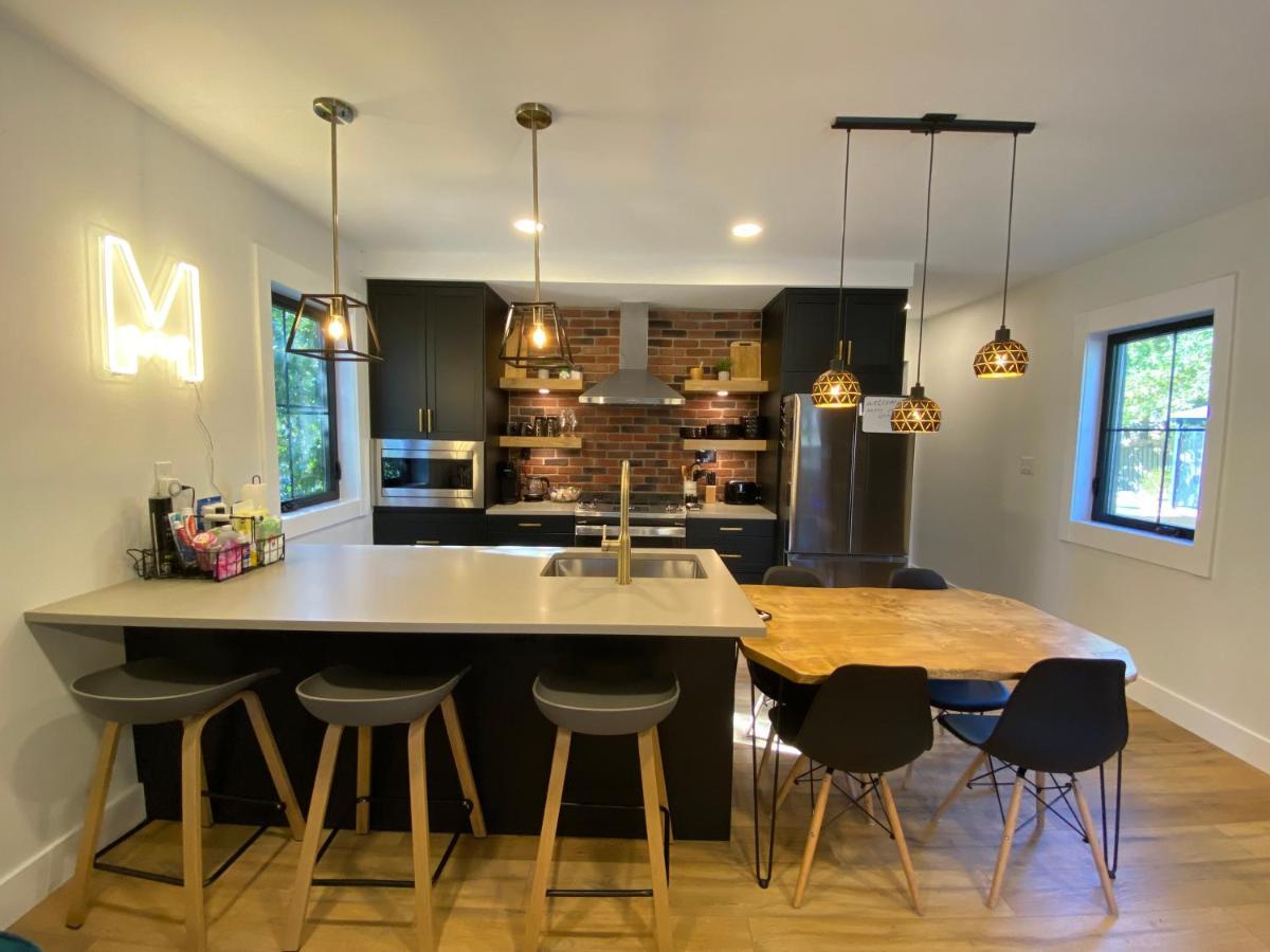 Stylish Downtown Kingsville Getaway With Putting Green, Firepit & Games Extérieur photo