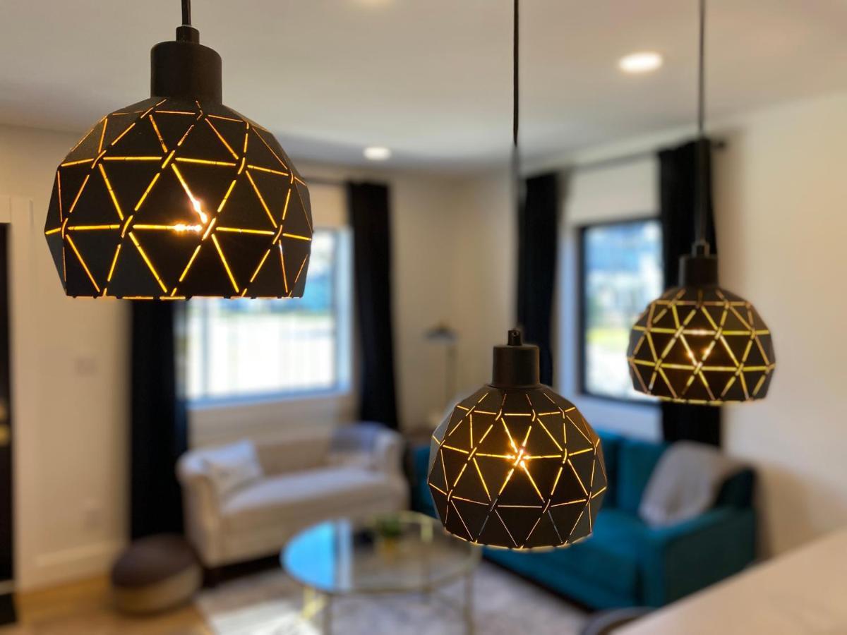 Stylish Downtown Kingsville Getaway With Putting Green, Firepit & Games Extérieur photo
