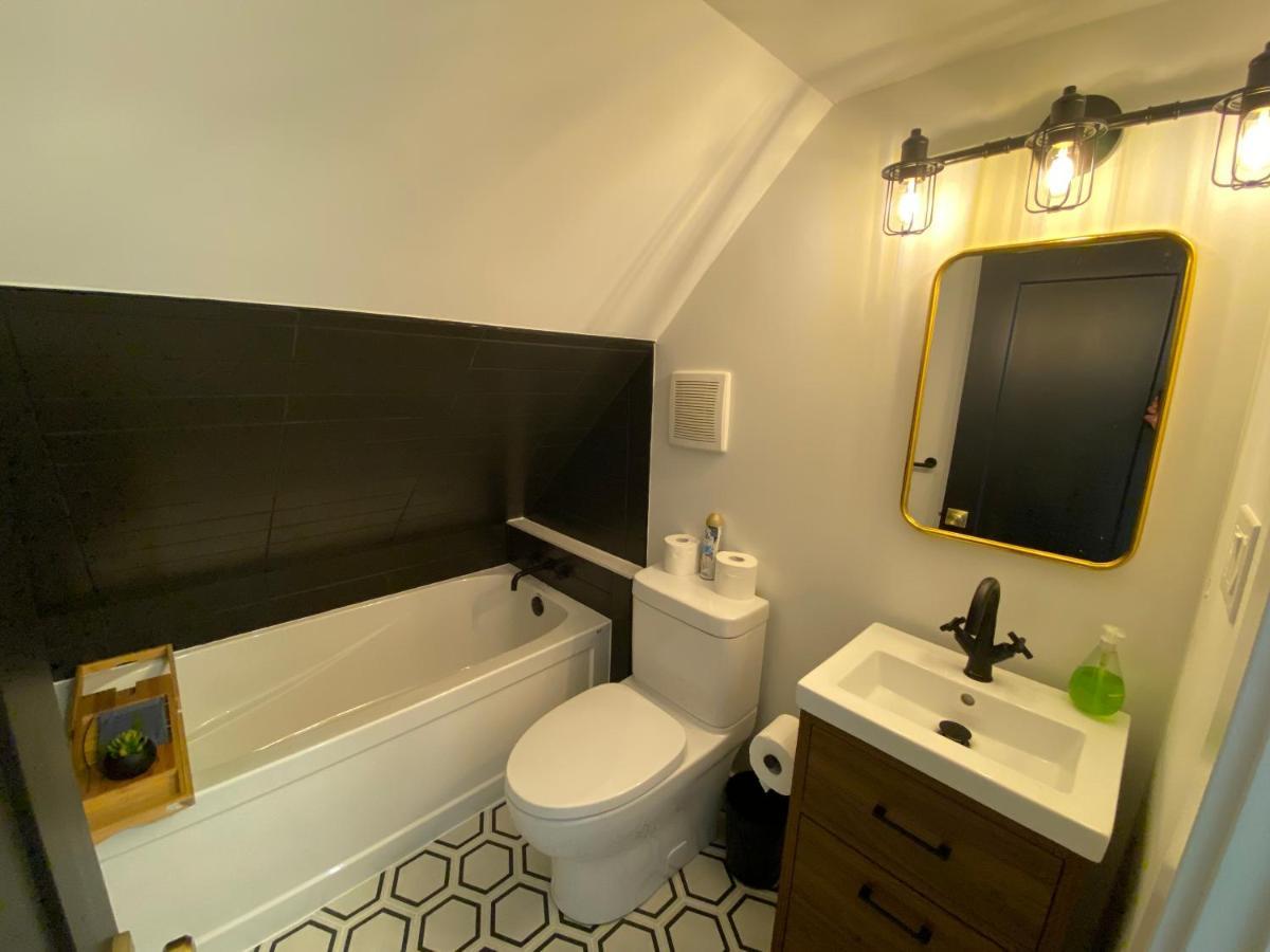 Stylish Downtown Kingsville Getaway With Putting Green, Firepit & Games Extérieur photo