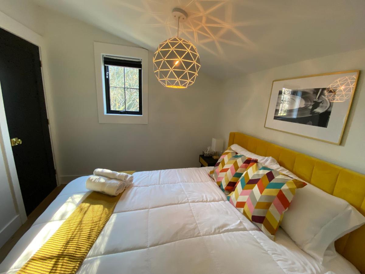 Stylish Downtown Kingsville Getaway With Putting Green, Firepit & Games Extérieur photo