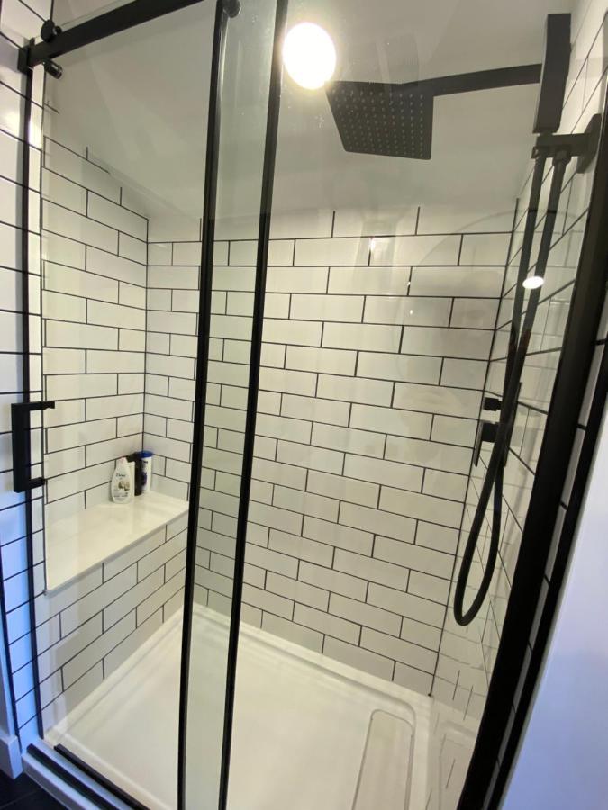 Stylish Downtown Kingsville Getaway With Putting Green, Firepit & Games Extérieur photo