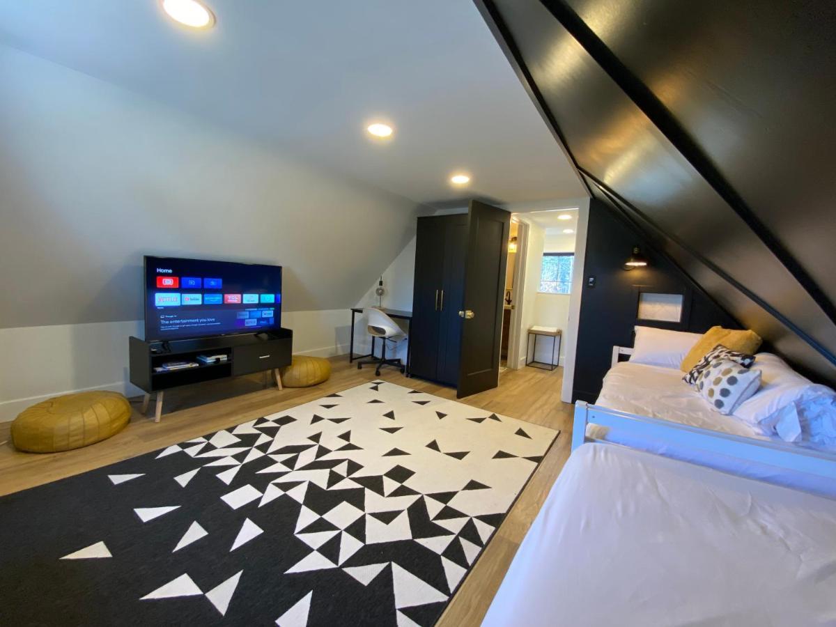 Stylish Downtown Kingsville Getaway With Putting Green, Firepit & Games Extérieur photo