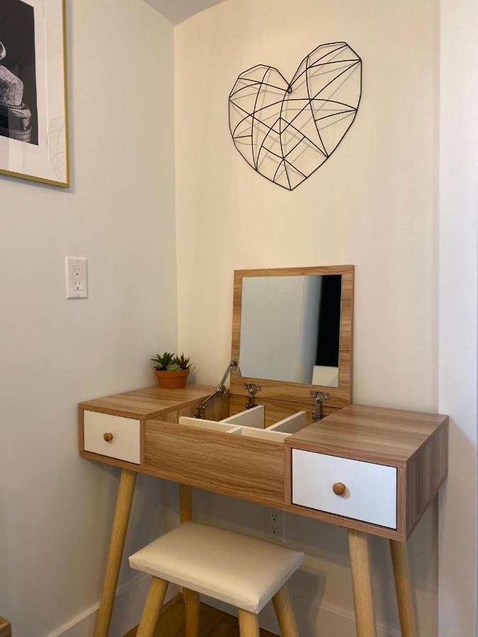 Stylish Downtown Kingsville Getaway With Putting Green, Firepit & Games Extérieur photo