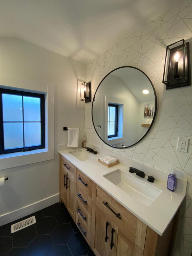 Stylish Downtown Kingsville Getaway With Putting Green, Firepit & Games Extérieur photo
