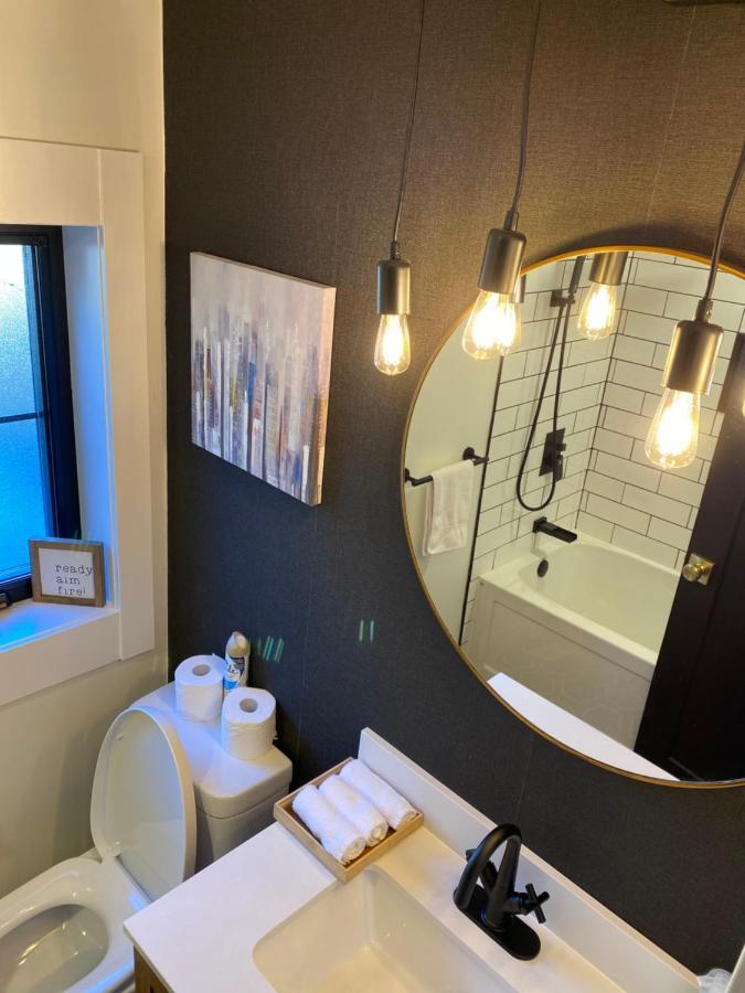 Stylish Downtown Kingsville Getaway With Putting Green, Firepit & Games Extérieur photo