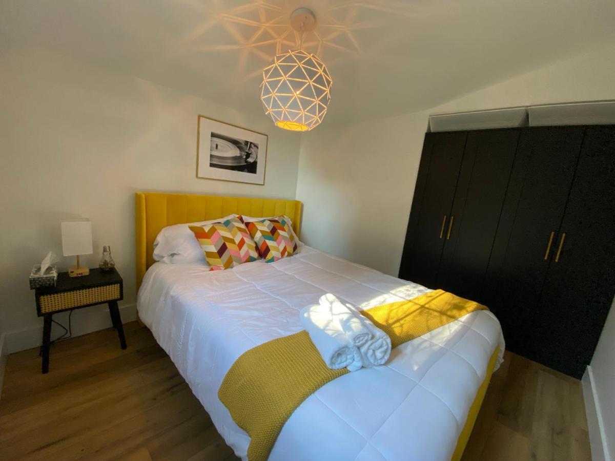 Stylish Downtown Kingsville Getaway With Putting Green, Firepit & Games Extérieur photo