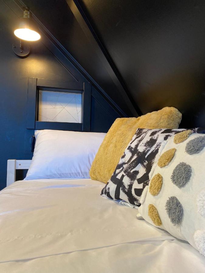 Stylish Downtown Kingsville Getaway With Putting Green, Firepit & Games Extérieur photo