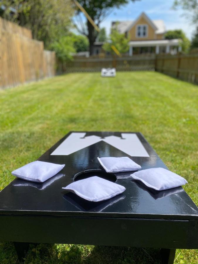 Stylish Downtown Kingsville Getaway With Putting Green, Firepit & Games Extérieur photo