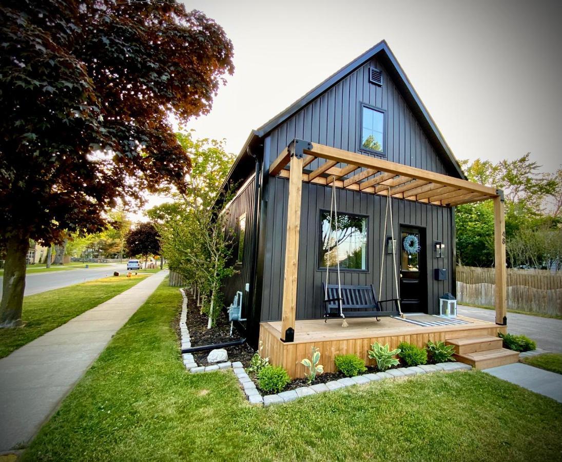 Stylish Downtown Kingsville Getaway With Putting Green, Firepit & Games Extérieur photo