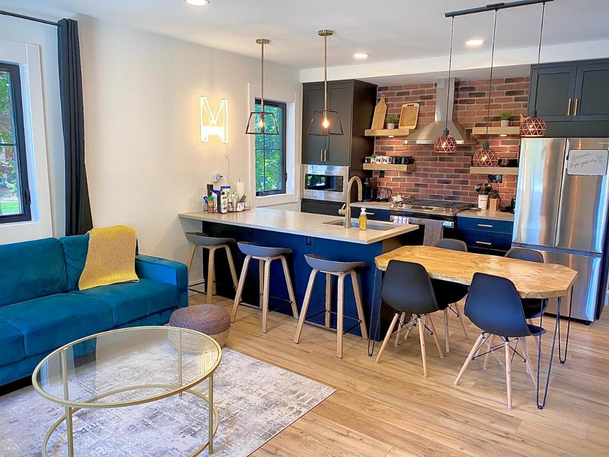 Stylish Downtown Kingsville Getaway With Putting Green, Firepit & Games Extérieur photo