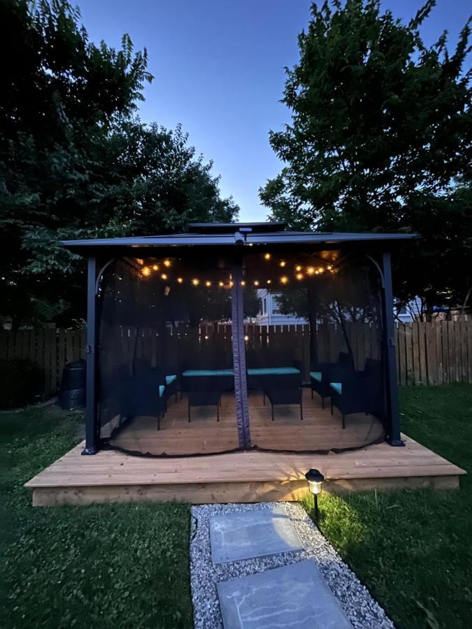 Stylish Downtown Kingsville Getaway With Putting Green, Firepit & Games Extérieur photo
