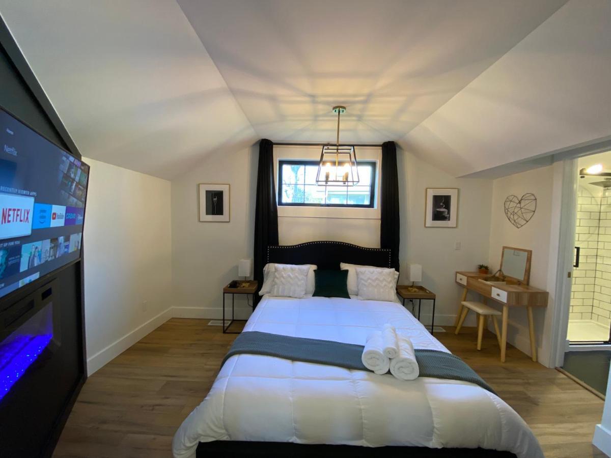 Stylish Downtown Kingsville Getaway With Putting Green, Firepit & Games Extérieur photo