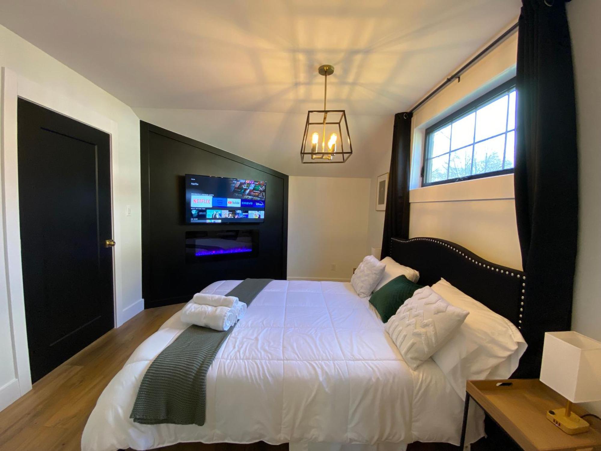 Stylish Downtown Kingsville Getaway With Putting Green, Firepit & Games Extérieur photo