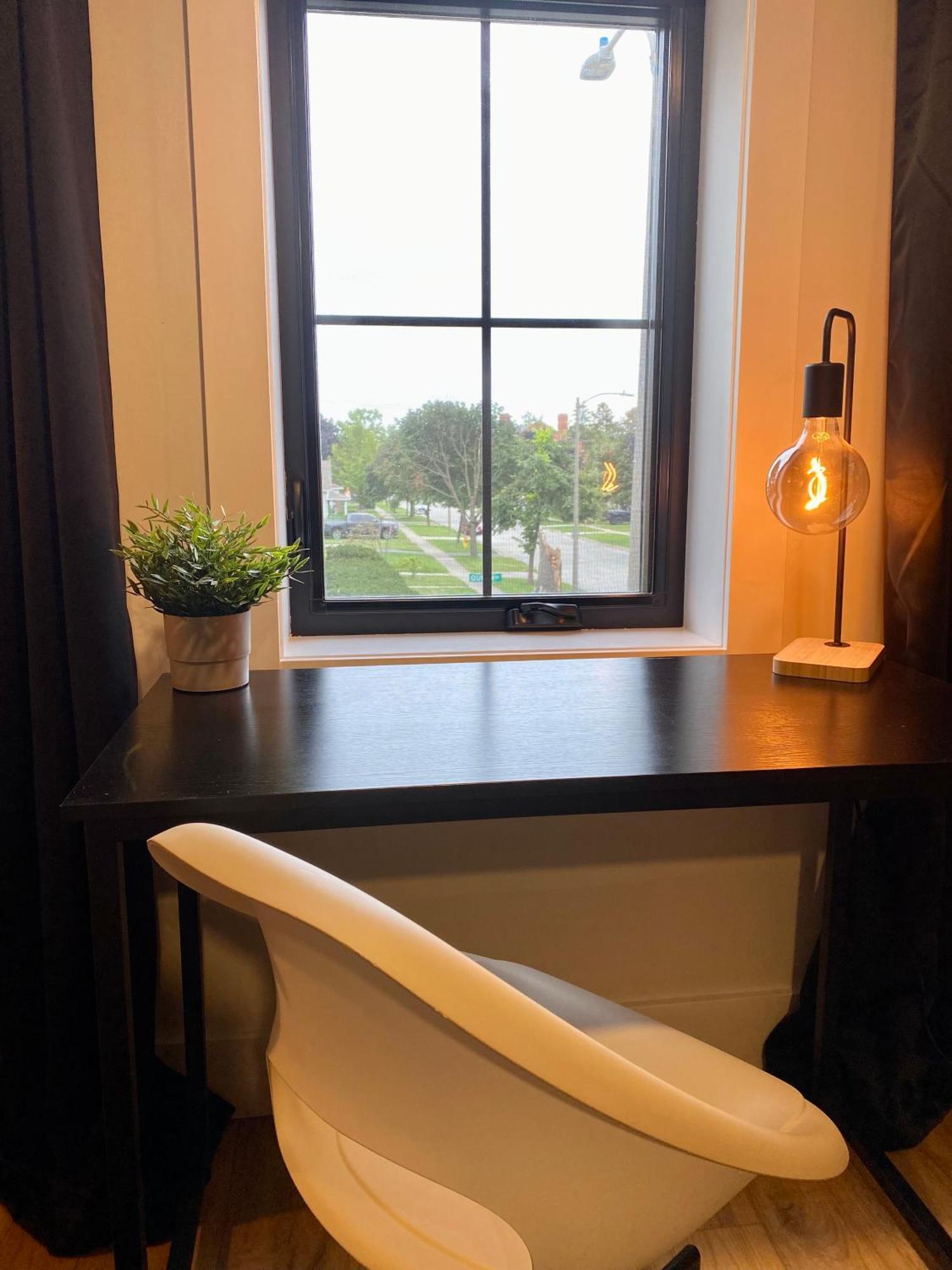 Stylish Downtown Kingsville Getaway With Putting Green, Firepit & Games Extérieur photo