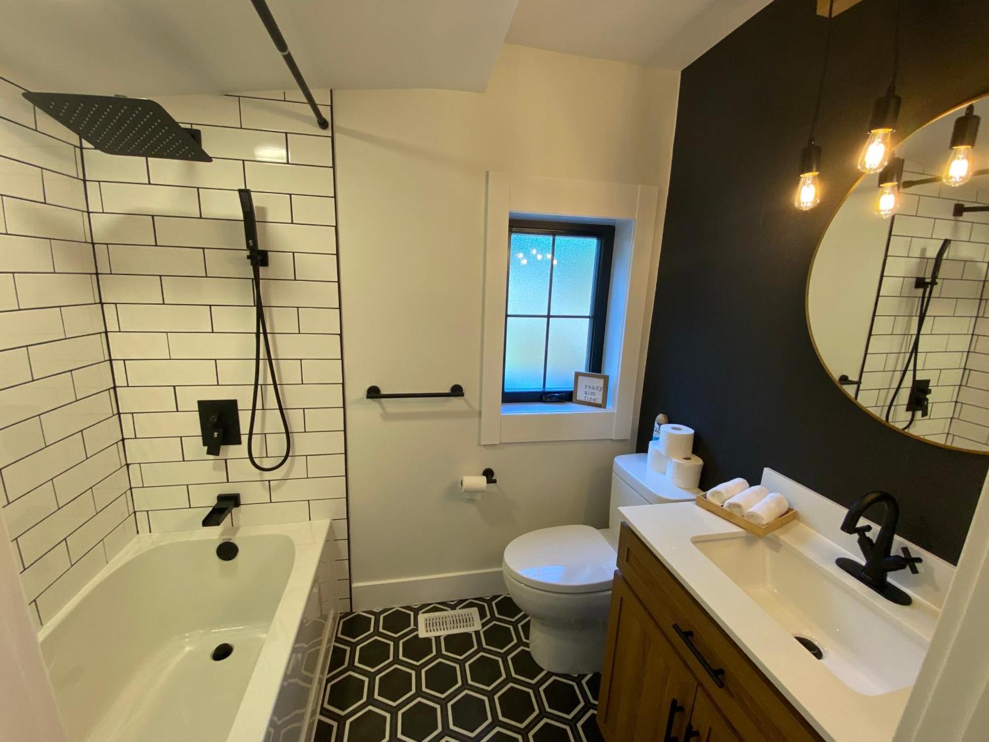 Stylish Downtown Kingsville Getaway With Putting Green, Firepit & Games Extérieur photo