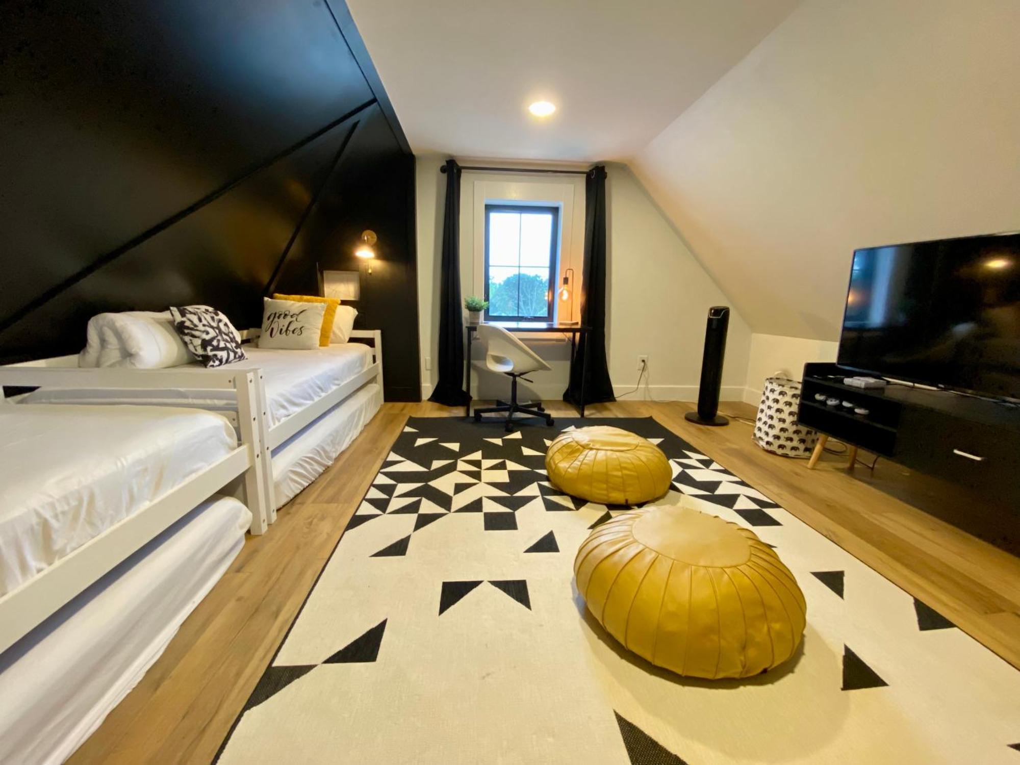 Stylish Downtown Kingsville Getaway With Putting Green, Firepit & Games Extérieur photo