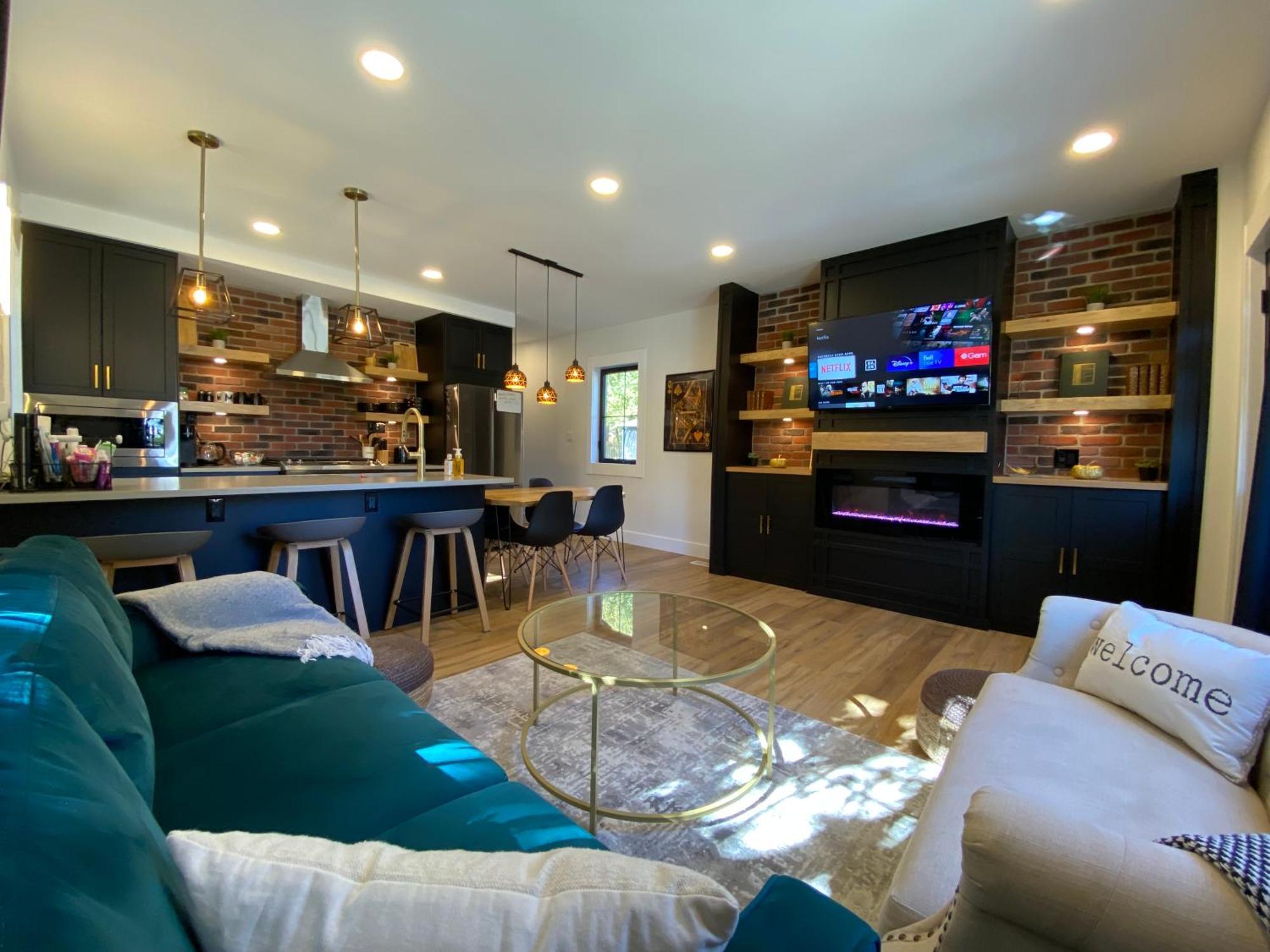 Stylish Downtown Kingsville Getaway With Putting Green, Firepit & Games Extérieur photo