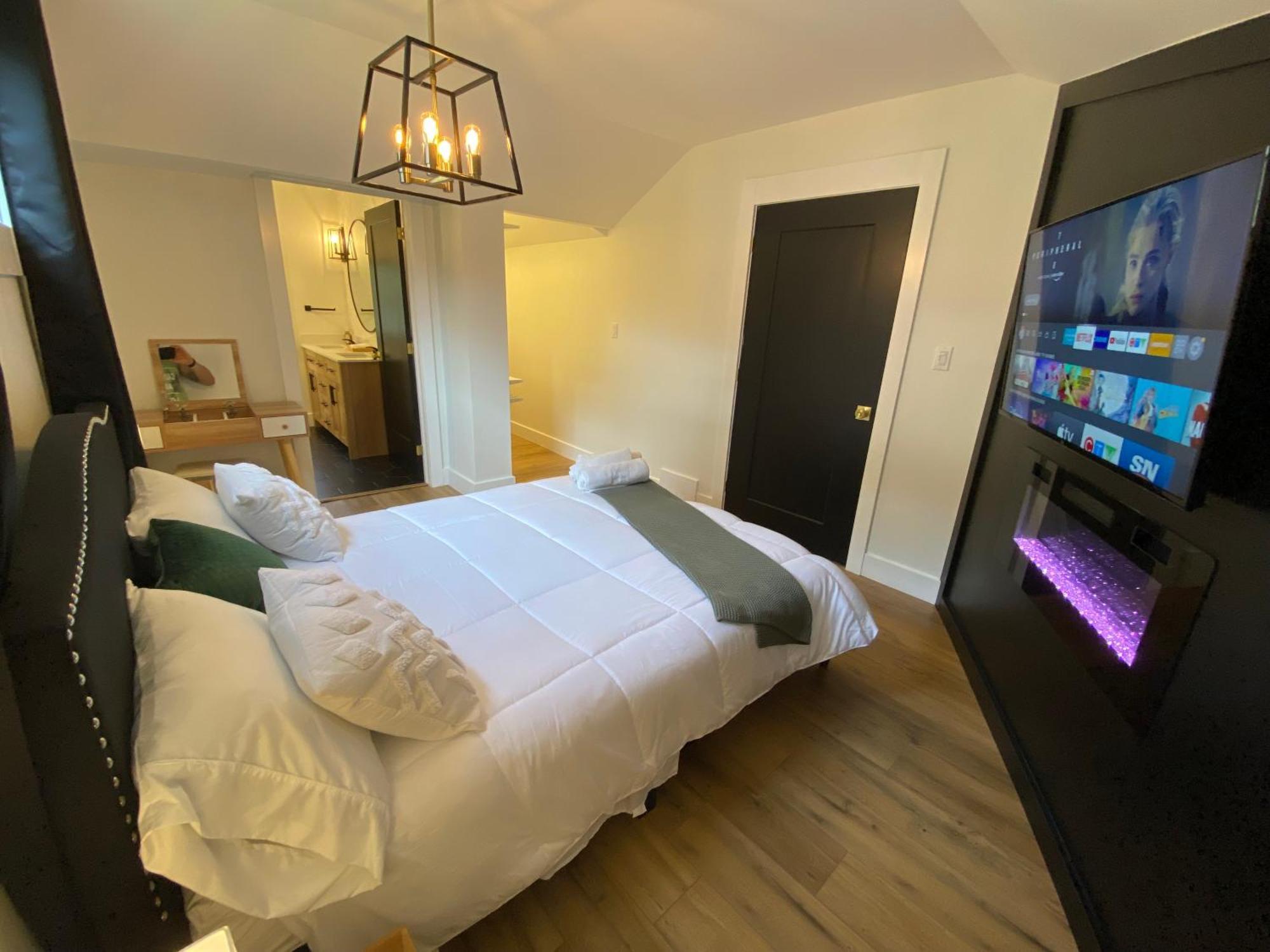 Stylish Downtown Kingsville Getaway With Putting Green, Firepit & Games Extérieur photo
